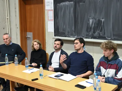 dr. Klemen Ploštajner, državni sekretar na Ministrstvu za solidarno prihodnostdoc. Rok Žnidaršič, podžupan in mestni urbanist Mestne občine LjubljanaSašo Rink, direktor Javnega stanovanjskega sklada Mestne občine Ljubljanaprof. Anja Planišček, profesorica na Fakulteti za arhitekturoPeter Žiberna, uporabnik PLACa  - 05.12.2023 - Okrogla miza Mesto za vse? in razstava Kaj bomo s Stolpniško? – Fakulteta za Arhitekturo.  //FOTO: Nik Erik Neubauer