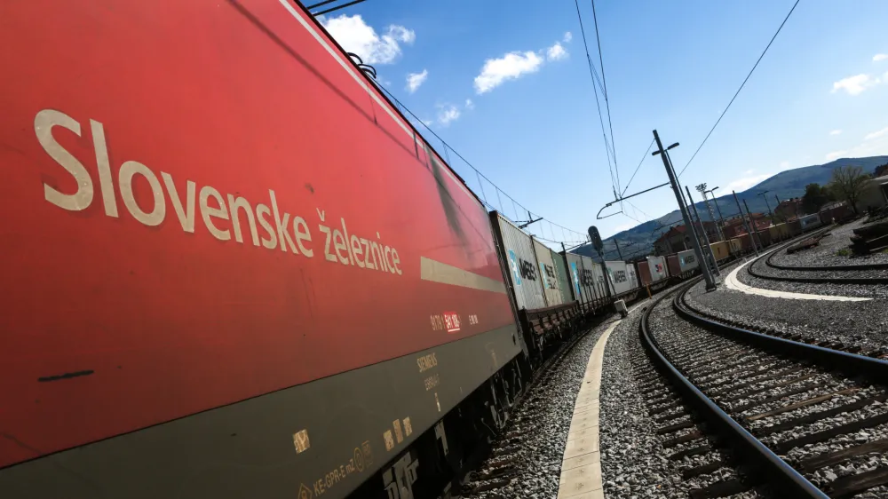 - 20.04.2017 - Slovenske eleznice (S) - tovorni elezniki promet - - infrastrukturni projekt Drugi tir - izgradnja drugega eleznikega tira med Divačo in Koprom v dolini 27 kilometrov - //FOTO: Luka Cjuha..OPOMBA: DNEVNIKOV OBJEKTIV - REPORTAA 2017 -
