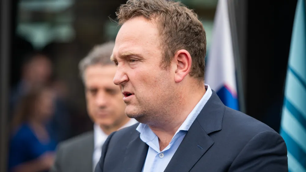 Ljubljana, zelezniska postaja.<br>Izjava za medije po podpisu pogodbe za nakup 20 novih potniskih vlakov.<br>Generalni direktor Slovenskih zeleznic Dusan Mes.