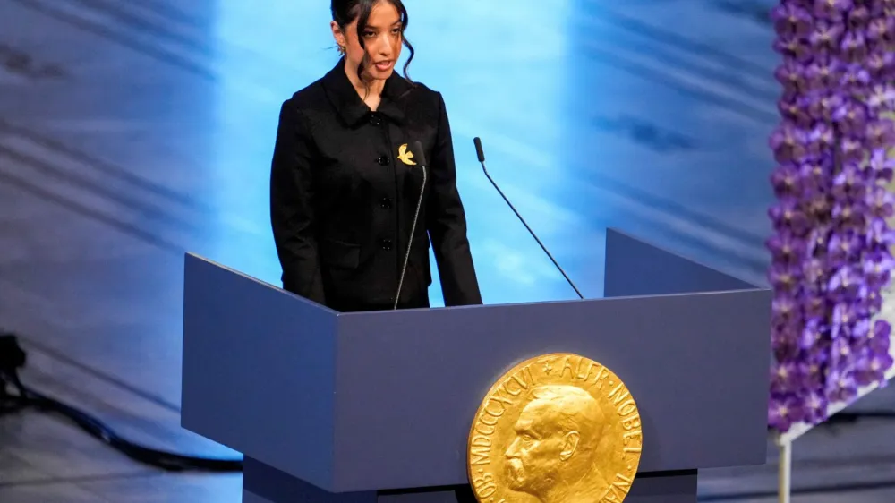 Kiana Rahmani, daughter of Narges Mohammadi, an imprisoned Iranian human rights activist, who was awarded the Nobel Peace Prize 2023, speaks after receiving the award on behalf of her mother at Oslo City Hall, Norway December 10, 2023. NTB/Fredrik Varfjell via REUTERS  ATTENTION EDITORS - THIS IMAGE WAS PROVIDED BY A THIRD PARTY. NORWAY OUT. NO COMMERCIAL OR EDITORIAL SALES IN NORWAY