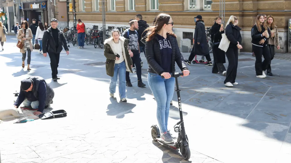 Eno od priporočil na podlagi avstrijske študije je, da bi električne skiroje na območjih za pešce prepovedali.