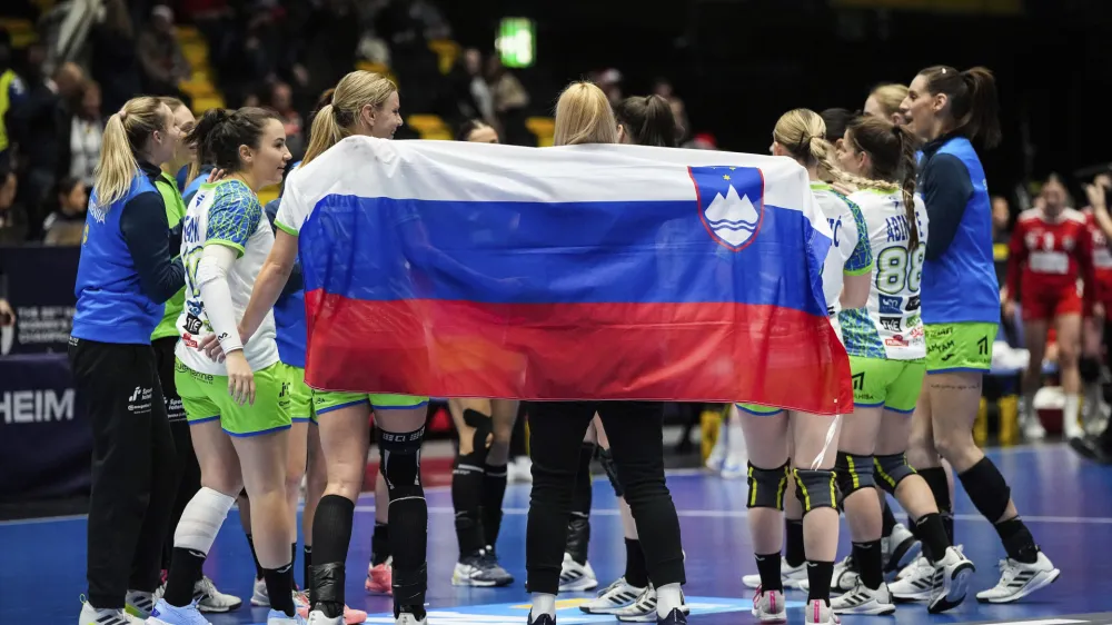 Slovenske rokometa&scaron;ice so se takole veselile zmage na zadnji tekmi SP proti Avstriji.&nbsp;