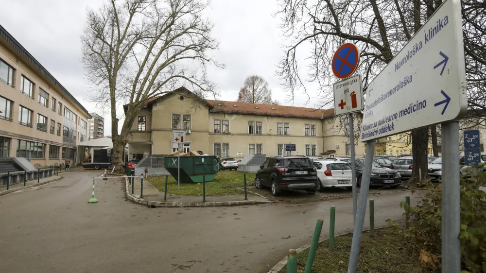 - 11.12.2023 &ndash;Gradi&scaron;nikova ulica 3 v Ljubljani - zemlji&scaron;če, kjer je načrtovana nadomestna modularna bolnica UKC za potrebe infekcijske klinike na lokaciji biv&scaron;e nevrolo&scaron;ke bolnice //FOTO: Luka Cjuha