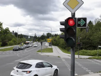 Zavijanje desno pri rdeči na semaforju je med drugim dovoljeno voznikom, ki zapeljejo s Podutiške ceste v Ulico bratov Babnik v Ljubljani. 