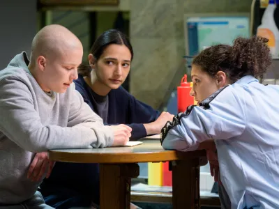 Prizor iz prihajajočega celovečernega filma Fantasy režiserke Kukle. Na sliki je igralski trio, in sicer (od leve proti desni) Mia Skrbinac, Sarah Al Saleh in Mina Milovanović. 