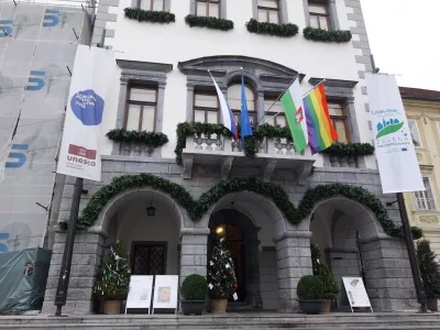 Mestna hi&scaron;a - mavrična zastava