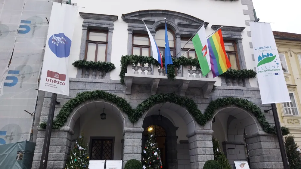 Mestna hi&scaron;a - mavrična zastava