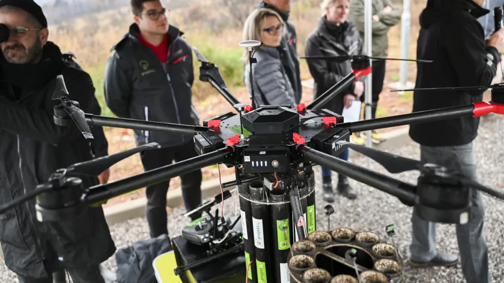 - 13.12.2023 - Sela na Krasu &ndash; sejanje semenskih kroglic z brezpilotnimi letalniki - droni na pogorelem Krasu - setev gozdnega drevja v Sloveniji izvedlo hrva&scaron;ko podjetje Projekt O2 //FOTO: Nik Erik Neubauer