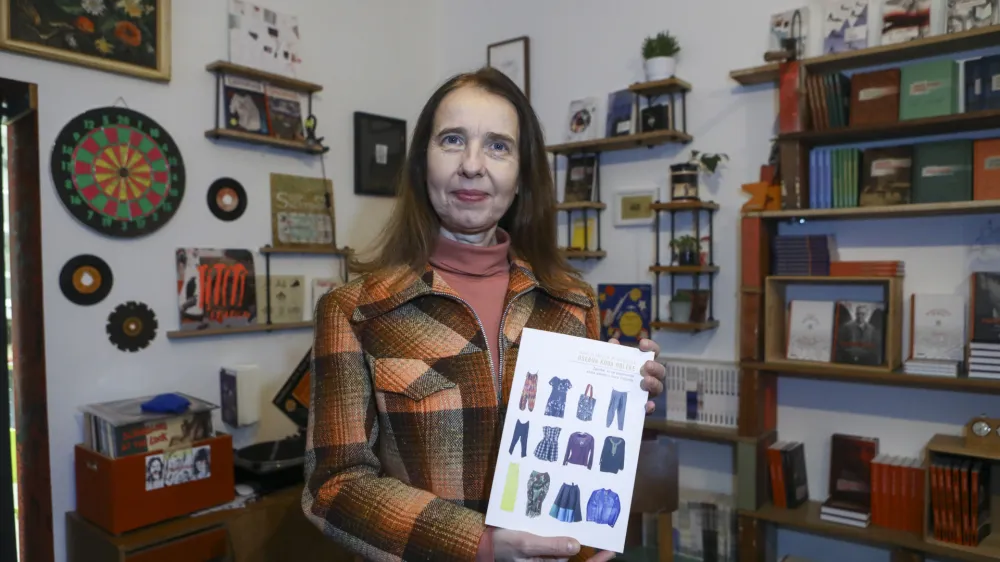 - 14.12.2023 - Marija Mojca Pungerčar, likovna umetnica, kostumografinja in urednica - avtorica knjige Osebna koda obleke //FOTO: Luka Cjuha