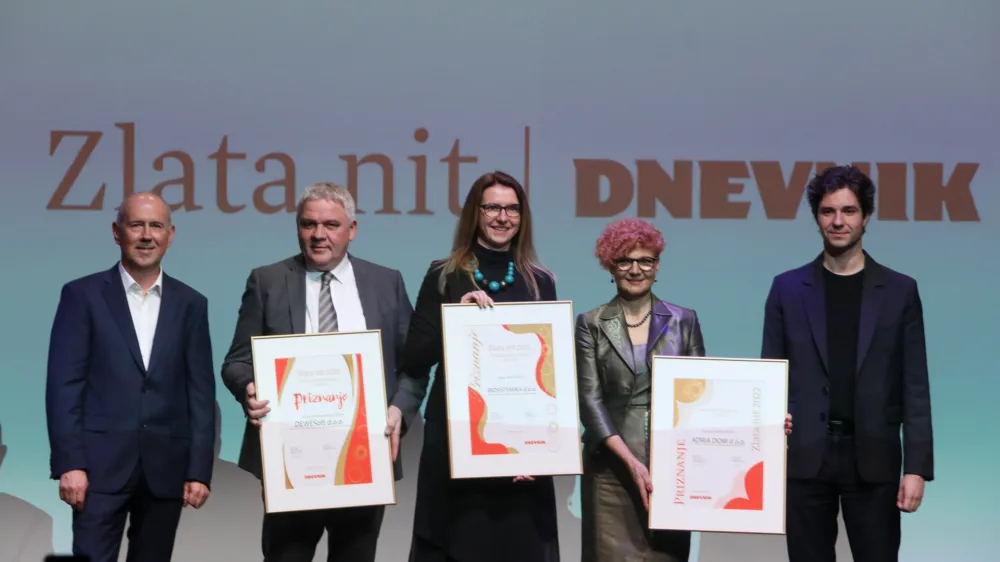 predstavniki zmagovalnih podjetij Andrej Orožen (Dewesoft), <br>Jana Erjavec (Biosistemika), <br>Marta Kelvišar (Adria Dom) <br><br><br>Zlata nit 2022<br><br>//FOTO: Bojan Velikonja