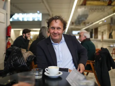 - 05.12.2023 - Andrej Blatnik, slovenski pisatelj, urednik, preučevalec knjižnih študij in ustvarjalec knjižnih vsebin. //FOTO: Bojan VelikonjaOPOMBA: ZA NEDELJSKI DNEVNIK