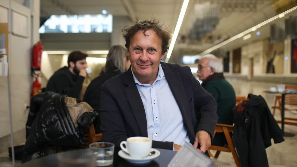 - 05.12.2023 - Andrej Blatnik, slovenski pisatelj, urednik, preučevalec knjižnih &scaron;tudij in ustvarjalec knjižnih vsebin. //FOTO: Bojan VelikonjaOPOMBA: ZA NEDELJSKI DNEVNIK