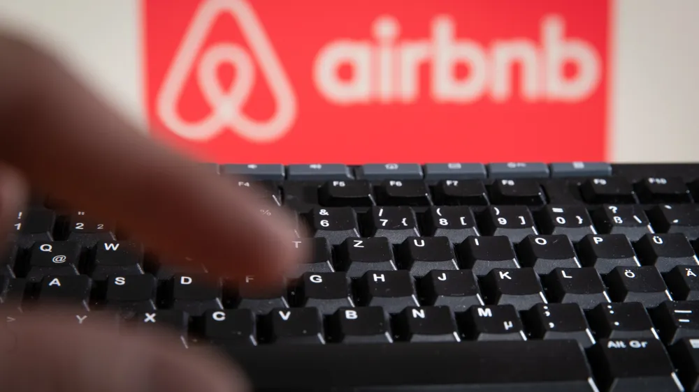 FILED - 04 June 2020, Lower Saxony, Osnabrueck: The logo of "airbnb" can be read behind a computer keyboard. Photo: Friso Gentsch/dpa