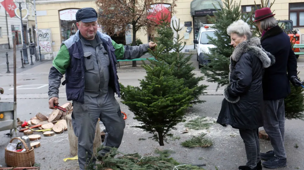 Tone iz Savinjske doline je bil včeraj edini trgovec, ki je na osrednji ljubljanski tržnici prodajal novoletna drevesca. Foto: Tomaž Skale