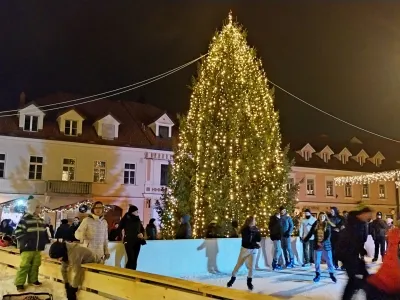 Srce prazničnega dogajanja je drsališče na Glavnem trgu.