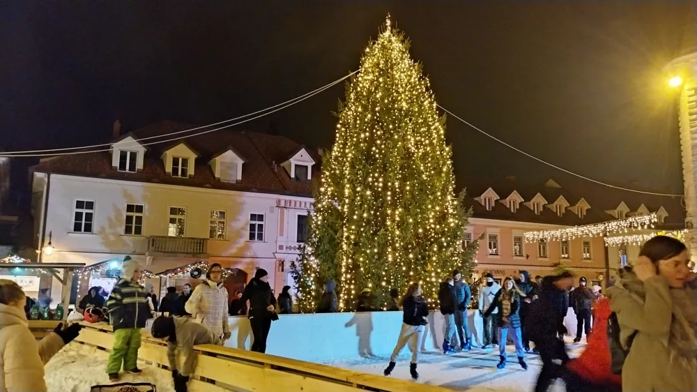 Srce prazničnega dogajanja je drsališče na Glavnem trgu.