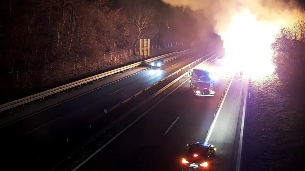Na tovornjaku na štajerski avtocesti je zagorelo vozilo. Požar se je razširil še na druge avte, sedem jih je povsem zgorelo. 
