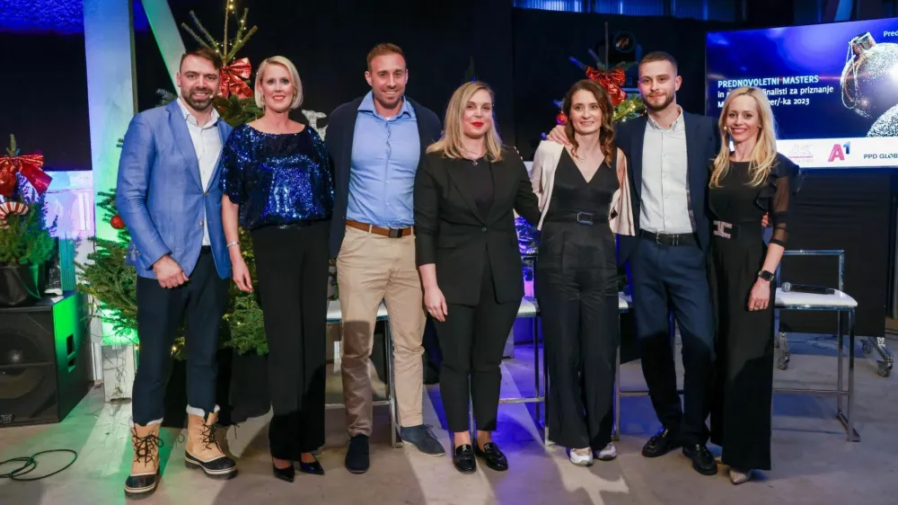 Pogovor s finalisti sta vodila Borut Čeh, direktor podjetja Labena (levo) in Petra Wagner (desno). Na fotografiji od leve proti desni Andraž Žurman, LabCore, Martina Anderlič in Kristina Kočet Hudrap,Tiko Pro, in Michal Maco, Corwin, v družbi s Petro Juvančič, izvršno direktorico Združenja Manager (druga z leve). (Foto: Združenje Manager)