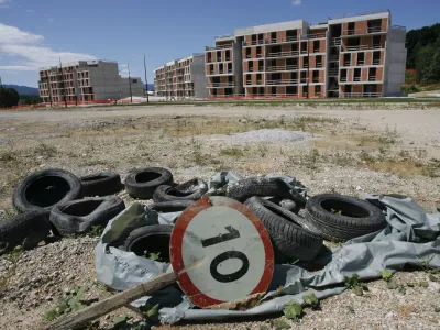 simbolična fotografija, zapuščeno gradbišče, stečaj gradbeništvo- Gradnja stanovanjske soseske Brdo, funkcionalna enota F5 -//FOTO: Tomaž Skale