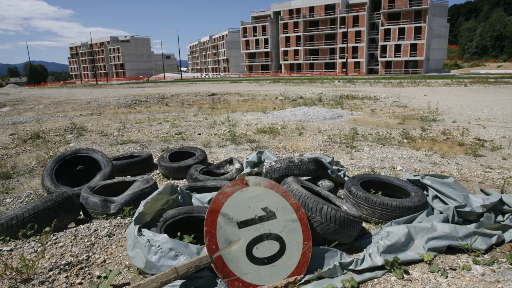 simbolična fotografija, zapuščeno gradbišče, stečaj gradbeništvo- Gradnja stanovanjske soseske Brdo, funkcionalna enota F5 -//FOTO: Tomaž Skale