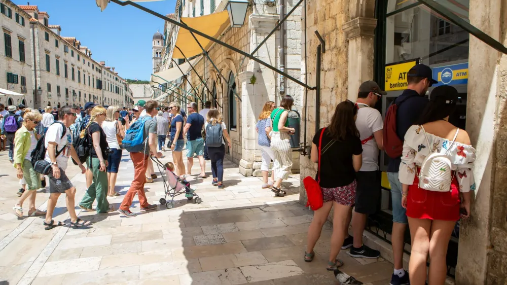 31.05.2019., Stradun, Dubrovnik - 32 bankomata u staroj jezgri od toga 22 samo na Stradunu. Ne znam tko je sretan s bankomatima, rekao je dubrovacki gradonacelnik Mato Frankovic na sjednici Gradskog vijeca. Dogodio nam se trend koji se ne dogadja samo u Dubrovniku, nego u Splitu, Rovinju... Vidim i po svjetskim destinacijama da je to problem. U Veneciji su radili prosvjede. Ova rasprava se pokrenula nakon nedavnog slucaja otvaranja mjenjacnice (prostor bivse Kras butige) gdje se prekrsila spomenicka bastina.rPhoto: Grgo Jelavic/PIXSELL