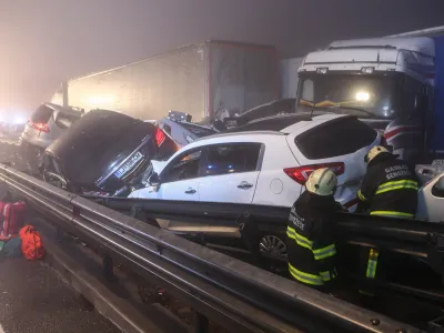 ﻿- 30.01.2016 - Primorska avtocesta pri Razdrtem - prometna nesreča med priključkoma Senožeče in razcepom Nanos proti Ljubljani - najhujše verižno trčenje na slovenskih cestah - vpletenih 70 vozil med njimi štiri tovorna vozila in en avtobus - štirje mrtvi in okoli 30 poškodovanih<br><br><br><br>i.foto: Bojan Velikonja