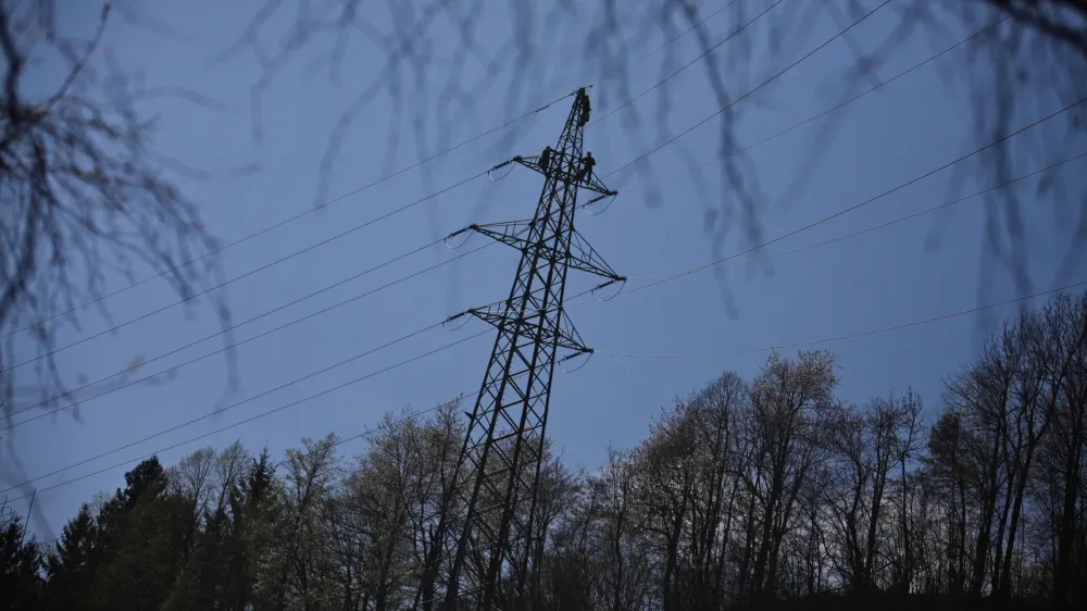 - električni daljnovod - Gorica - Avče- delo na višini – višinska dela <br><br><br>///FOTO: Luka Cjuha <br>OPOMBA: ZA OBJAVO V PRILOGI – DNEVNIKOV OBJEKTIV - REPORTAŽA