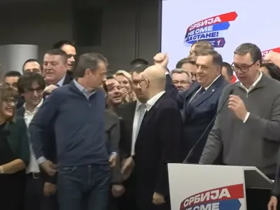 Zmagovalni govor Aleksandra Vučića, Tomaž Kavčič stoji desno od njega