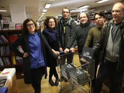 Na fotografiji so sodelavci pri novi knjigi, in sicer urednici Alenka Veler in Nela Malečkar ter pisci Igor Bašin, Marko Doles, Tomaž Zaniuk in Gal Krizmanič.
Foto: Tomaž Skale