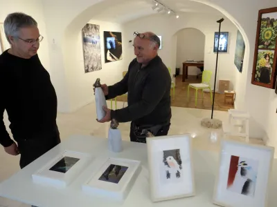 Lastnik galerije Peter Mulec (levo) in umetni&scaron;ki vodja galerije, kipar Jiři Kočica.