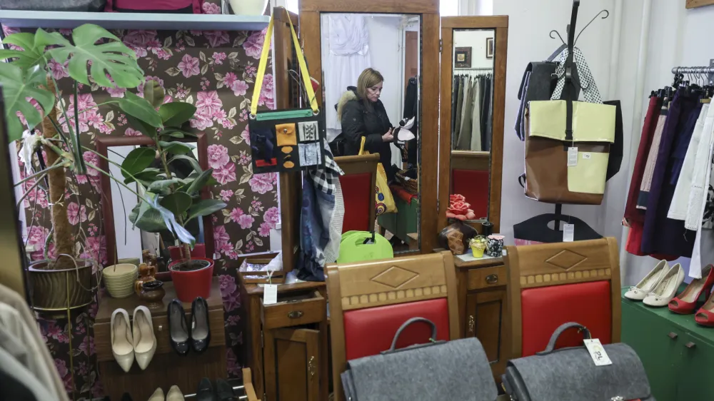 Med oblačili, ki jih ponujajo, je največ ženske garderobe.