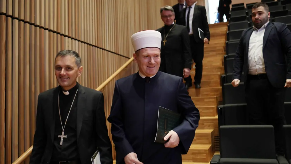 mufti Islamske skupnosti v Sloveniji Nevzet Porić, <br>novomeški škof in predsednik Slovenske škofovske konference Andrej Saje, <br><br><br>- 19.12.2023 – Islamski kulturni center IVKC Ljubljana - predstavili medversko izjavo proti uvajanju samomora s pomočjo v slovensko zakonodajo; <br><br>//FOTO: Tomaž Skale<br>