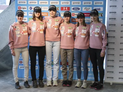 Na prvi novoletni turneji bodo Slovenijo zastopale (od leve): Ema Klinec, Ajda Košnjek, Taja Bodlaj, Nika Prevc, Katra Komar in Nika Križnar. Foto: Jaka Gasar