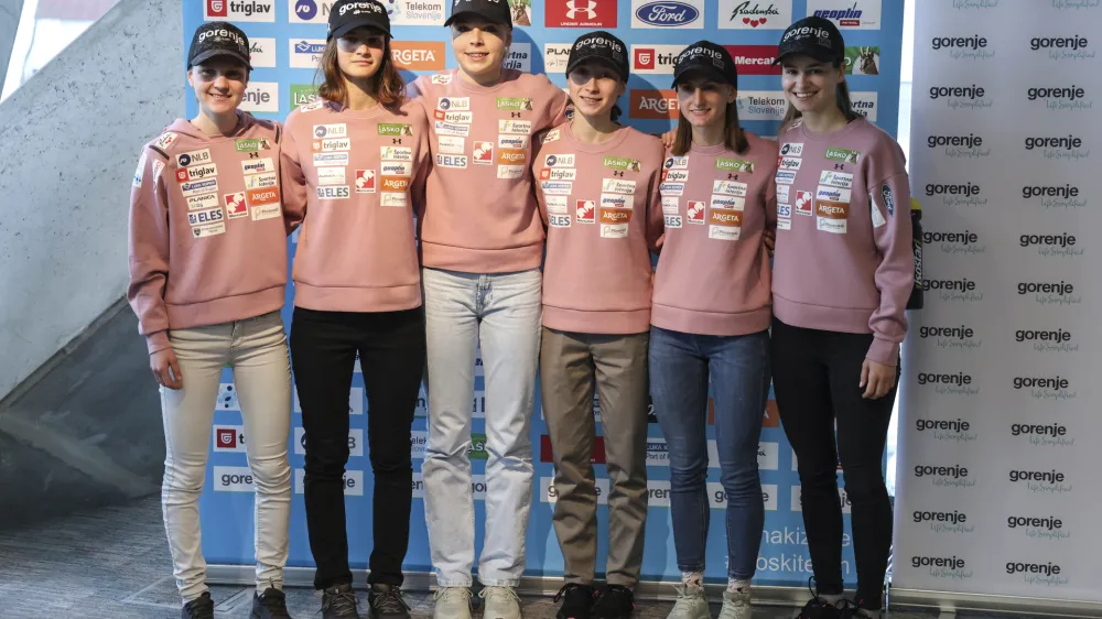 Na prvi novoletni turneji bodo Slovenijo zastopale (od leve): Ema Klinec, Ajda Košnjek, Taja Bodlaj, Nika Prevc, Katra Komar in Nika Križnar. Foto: Jaka Gasar