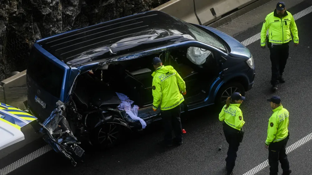 - 13.05.2023 - Prometna nesreča na nevarnem odseku dolenjske avtoceste pri izvozu Višnja Gora v smeri proti Novemu mestu. // FOTO: Nik Erik Neubauer