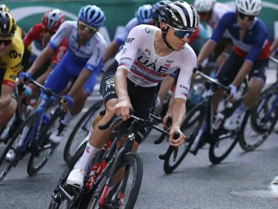 Tadej Pogačar še ni prišel do zmage v dresu UAE-ja s simbolom državnega prvaka. Na Touru je dobil dve etapi v beli majici najboljšega mladega koelsarja. 