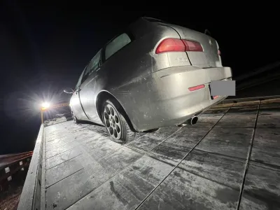 Alfa s predrtimi pnevmatikami po neuspelem begu