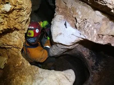 ﻿JRS, reševalnje v jami Preporod, jamarji, ponesrečenec Božo remškar, zlom lobanje, širjenje ožin