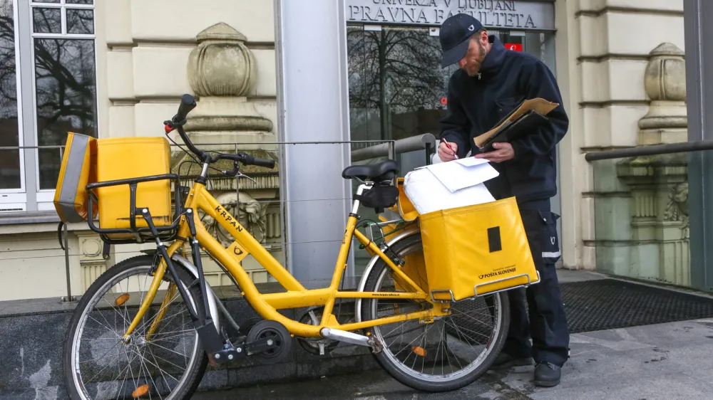 Zakon in podzakonski akti določajo, da bodo blagovne pošiljke »praviloma v vsaj 80 odstotkih prenesene v dveh delovnih dneh in v vsaj 95 odstotkih v treh delovnih dneh«. A ne v primeru višje sile. 