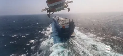 Vojaški helikopter hutijskih upornikov nad ladjo v Rdečem morju