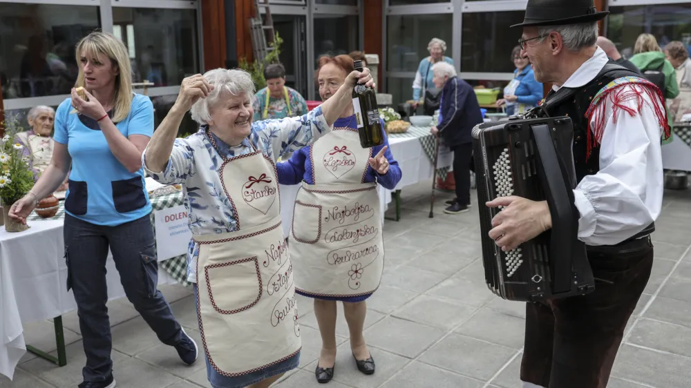 - 19.05.2023 - Dom starejših občanov DSO Fužine - dogodek Kulinarična Slovenija – stanovalci kuhali tradicionalne jedi svojega rojstnega kraja //FOTO: Jaka Gasar