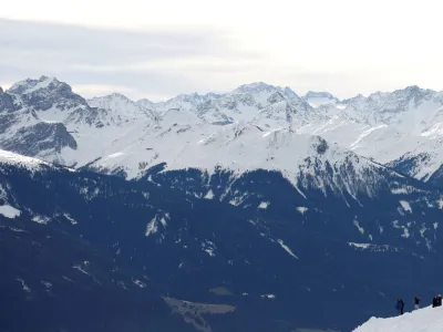 People enjoy a day on Mount Hafelekar near Innsbruck, Austria, December 28, 2023. REUTERS/Leonhard Foeger   TPX IMAGES OF THE DAY