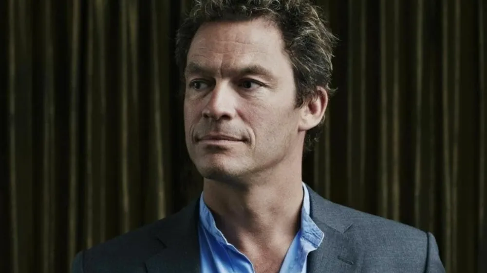 Britanski igralec Dominic West v seriji Krona igra princa Charlesa. Foto: Instagram