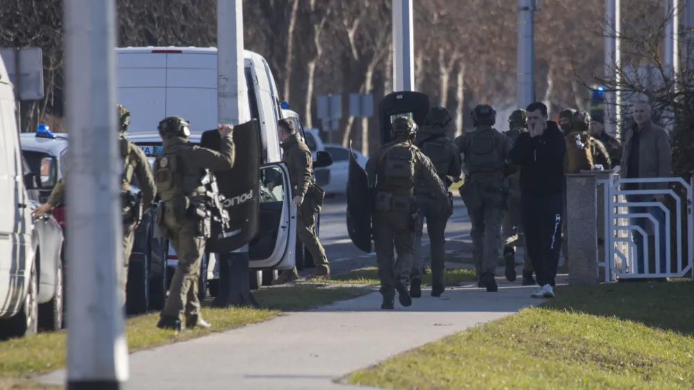 29.12.2023.,Velika Gorica - U Velikoj Gorici nesto iza 10 sati dogodio se strasan zlocin. Muskarac je puskom ubio zenu i pobjegao. Na terenu je velik broj policajaca i pripadnici ATJ Lucko koji ga traze. Photo: Zeljko Lukunic/PIXSELL