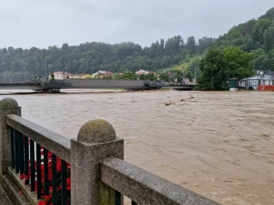 Most čez Savinji, ki vodi v sam center Laškega, je bil v avgustovski poplavi poln plavja. 