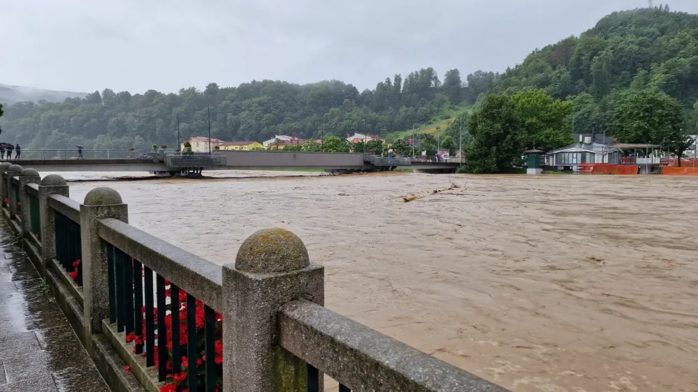 Most čez Savinji, ki vodi v sam center Laškega, je bil v avgustovski poplavi poln plavja. 