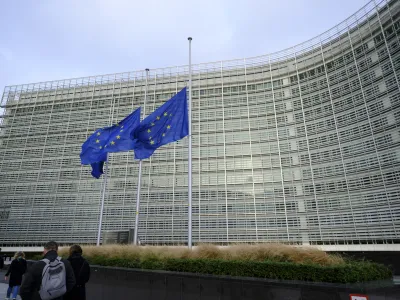 Belgija, Bruselj.<br>Na pol droga spuscene zastave Evropske unije pred poslopjem Evropske komisije ob smrti nekdanjega predsednika Jacquesa Delorsa.