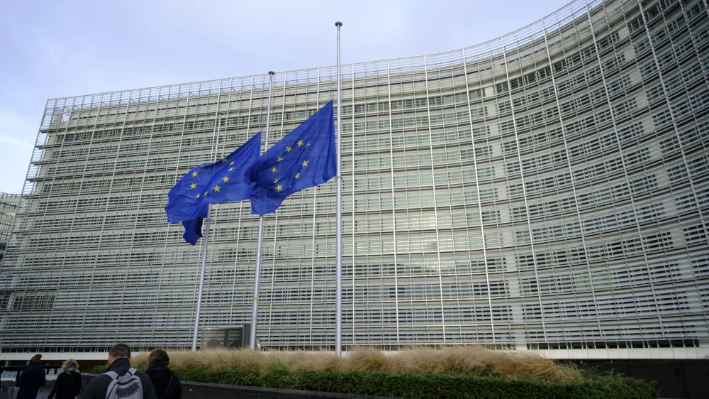 Belgija, Bruselj.<br>Na pol droga spuscene zastave Evropske unije pred poslopjem Evropske komisije ob smrti nekdanjega predsednika Jacquesa Delorsa.