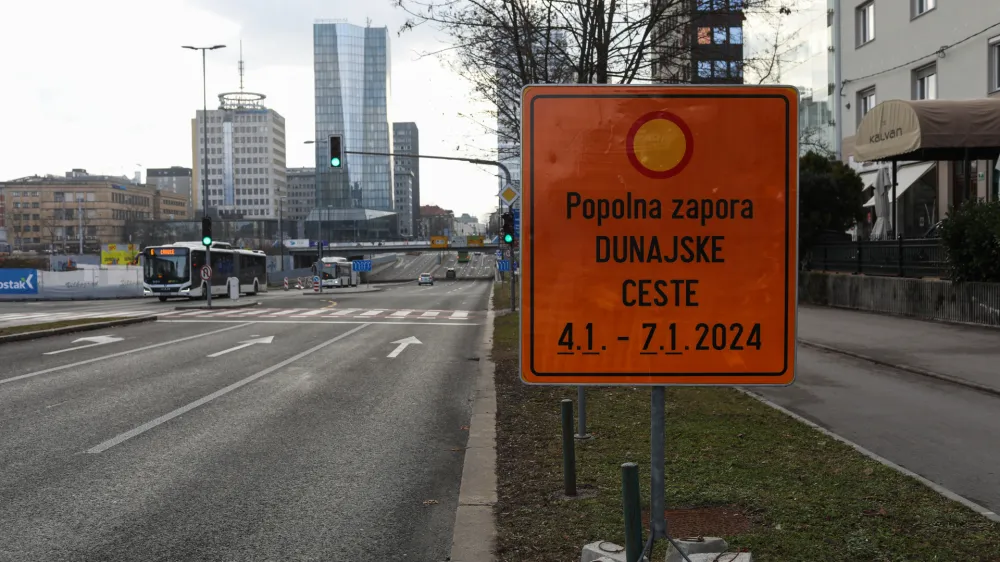 02.01.2024. -Obvestilo o popolni zapori Dunajske ceste zaradi prenove železni&scaron;kega nadvoza.//FOTO: Bojan Velikonja