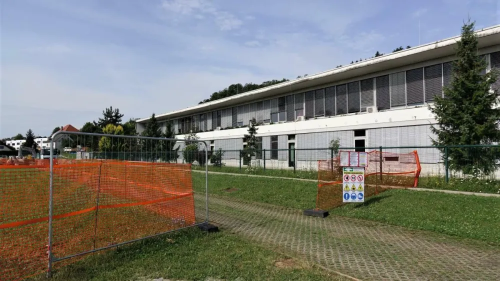 Gradbišče pri Osnovni šoli Brinje Grosuplje so odprli že v začetku šolskega leta. 